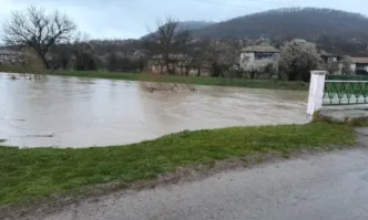 Река Черни Лом преля. Хората са предупредени да се евакуират - (СНИМКИ)