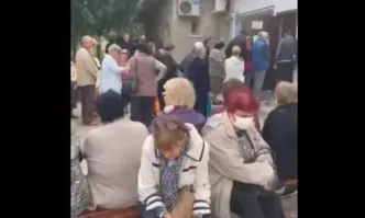 Пенсионери се редят с часове, а някои дори припадат на опашка за карти за транспорт във Варна