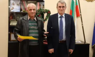 Фелдшерът Радко Радев който изроди бебе в линейка на път