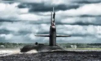 Издирват туристическа подводница в Атлантика