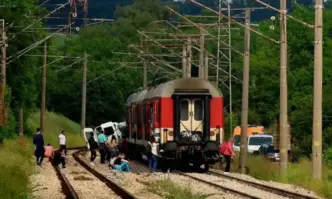 Тежка катастрофа между влак и микробус в Плевенско, има загинали