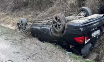 Кола се е обърнала по таван в дере в прохода