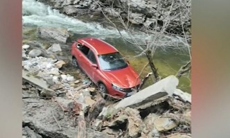 Кола пропадна в река на пътя към село Ягодина Жители