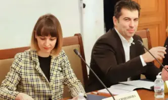 Резил в ПП: Кирил Петков натиска за прегласуване докато любимата Деница не стане втора в евролистата (ОБНОВЕНА)