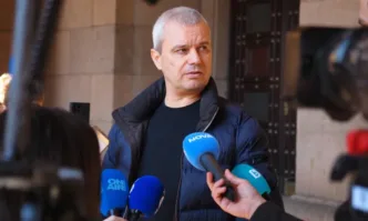Лидерът на Възраждане Костадин Костадинов и група негови привърженици блокираха