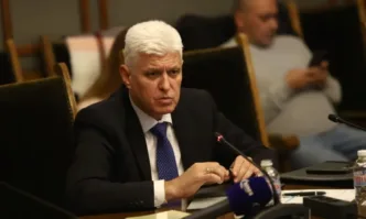 Министърът на отбраната отрече да изнасяме чрез трети страни бойни самолети за Украйна
