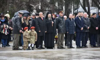 Тържествата по повод Националния празник тази сутрин започнаха пред паметната