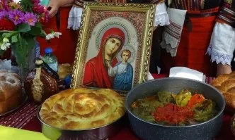 Светата Православна църква чества празника Въведение Богородично - Деня на християнското семейство