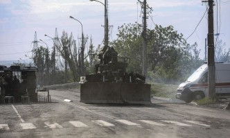 Украйна удължи военното положение, Русия засили настъплението към Донбас