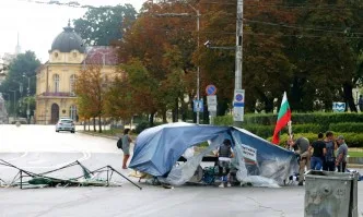 За пореден път: Бурята събори палатките на протестиращите пред Ректората