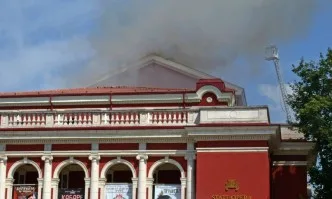 След пожара: Боил Банов прави оглед на операта в Русе