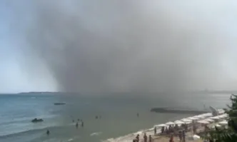 Пожар на паркинг на хотел в Свети Влас, хората се евакуират