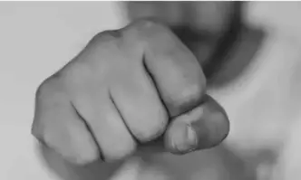 Криминално проявен 19 годишен нанесе побой и острига косата на 22 годишна