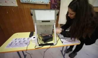 В три секции в Добрич гласуват само с хартиени бюлетиниОколо