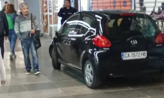 Кола без шофьор влезе в подлеза на Орлов мост