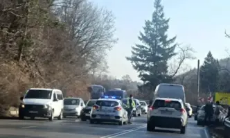 Опашки от коли на пътя София – Перник заради катастрофа, има пострадали