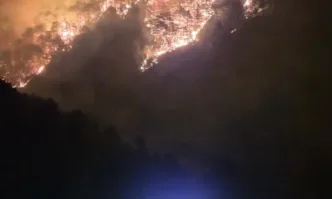 Все още не е загасено най голямото тлеещо огнище във вътрешността