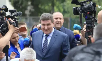 Бившият шеф на Лукойл Валентин Златев беше разпитан по разследването