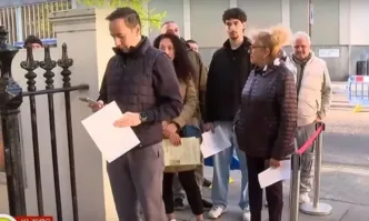 Опашки пред секциите в Лондон се извиха още преди началото