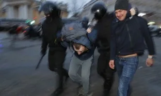 Русия арестува 1700 протестиращи в защита на гладуващия Навални