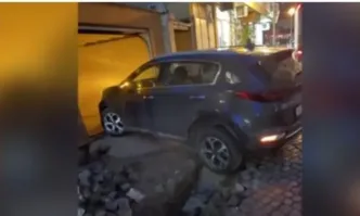 Според живущи в района обезопасяването е скандалноПропаднали в изкоп автомобили