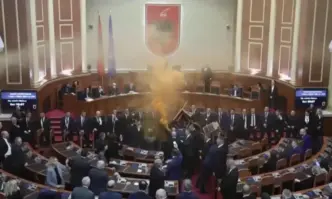 Отново димки и напрежение в албанския парламент (ВИДЕО)