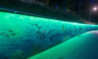 Стотици обитатели на морския свят са героите в мащабно платно