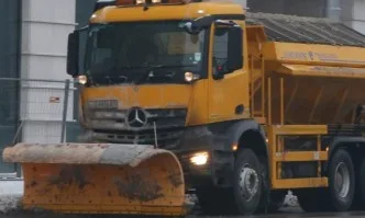 608 снегопочистващи машини работят към момента в цялата страна