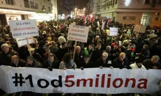 Хиляди сърби на протест в Белград