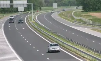 Тази сутрин ТИР управляван от български гражданин се обърна и