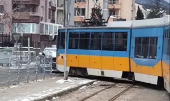Трамвай и автомобил се удавиха на  столичния бул Цар Борис