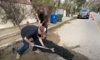 Помогни си сам: Шварценегер запълни дупка с асфалт в Лос Анджелис (ВИДЕО)