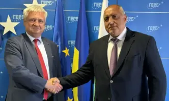 Лидерът на ГЕРБ Бойко Борисов разговаря с председателя на Комисията