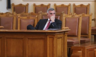 Стефан Янев няма да подава оставка, критикува колегите си от МС
