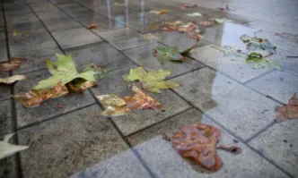 Днес времето ще се задържи облачно със слаб дъжд и