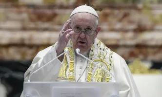Папа Франциск прочете Към града и света с епитрахила, подарен му от Бойко Борисов