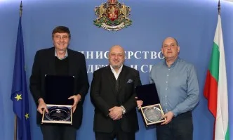 Министър Кралев награди националите по баскетбол и селекционера Росен Барчовски