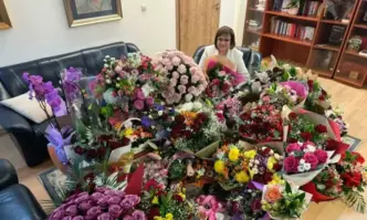 Отрупаха с цветя лидера на БСП Корнелия Нинова по случай