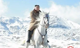 На бял кон: Ким Чен-ун изкачи свещена планина(СНИМКИ)