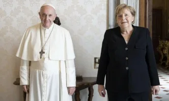 Папа Франциск посрещна във Ватикана канцлера Меркел