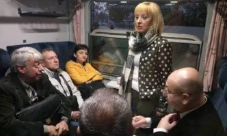 Пътуването на Манолова с влак е фалшива пиар акция и мероприятие на БСП