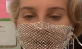 Критики за Лана Дел Рей заради маска на дупки