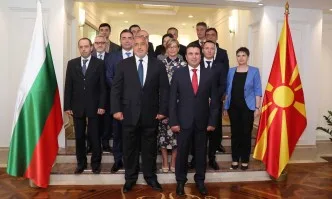 Борисов бе посрещнат с държавни и военни почести в Скопие (ВИДЕО)