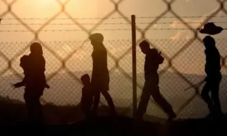 Първият кораб с мигранти от Италия към албанското пристанище Шенгин