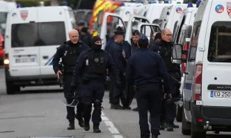 Освободиха заложниците във Франция