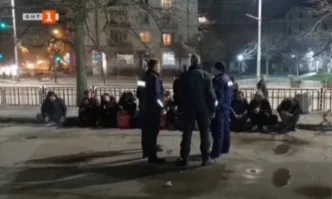 Полицията в Хасково свали 19 бежанци пътуващи в автобус за