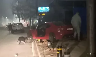 Кола се вряза в автобусна спирка в София стана ясно