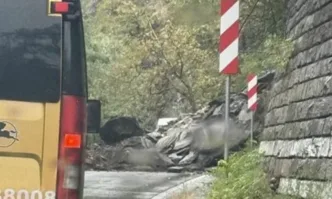 Срутила се скална маса блокира пътя Асеновград - Смолян