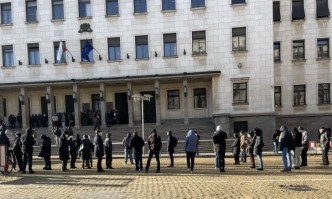 Още преди отварянето на централния офис на БНБ днес пред