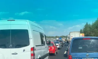 Тежки задръствания изненадаха неприятно напускащите София в петък следобяд Читатели на